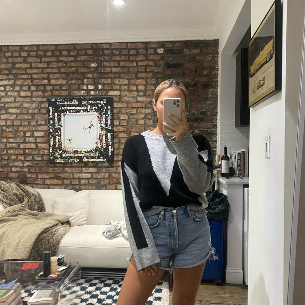 Crewneck sweater with grey and black design